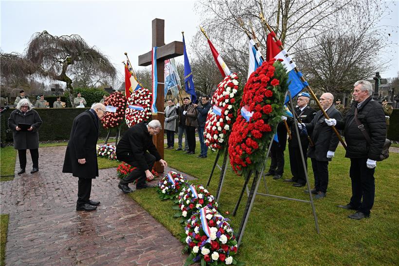Paar während einer romantischen Hochzeitszeremonie im Freien mit Gästen im Hintergrund