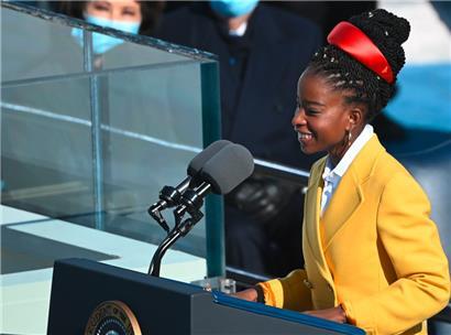 Während der Zeremonie von Joe Bidens Amtsantritt rezitierte Amanda Gorman „The Hill We Climb“ 
