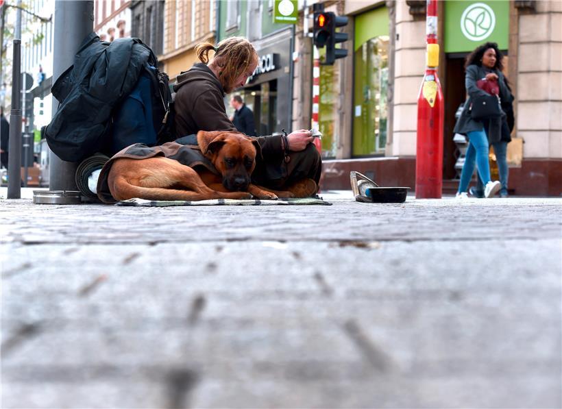 Während der sanitären Krise hatten es die Obdachlosen besonders schwer. Kleiderstuben und Lebensmittelausgaben blieben geschlossen, spendenfreudige Passanten blieben aus.
