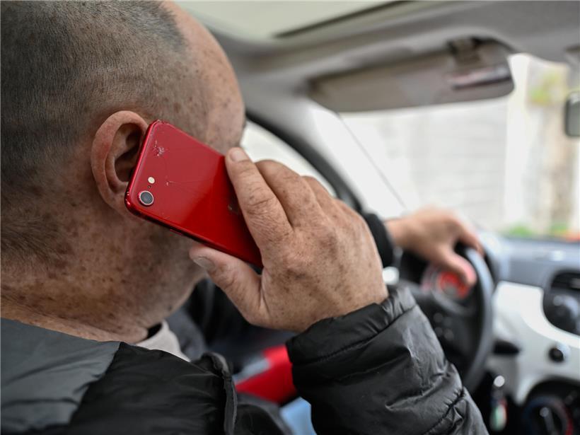 Autofahrer telefoniert am Steuer in Luxemburg, Strafe 250 Euro und vier Punkte im Verkehrssystem