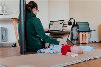 „Während des ersten Lockdowns im März und April haben Frauen im Durchschnitt zwei Stunden mehr für die Kinderbetreuung und eine Stunde mehr für die Hausarbeit pro Tag aufgewendet“, schreiben die Forscher der Uni.lu in ihrem Bericht
