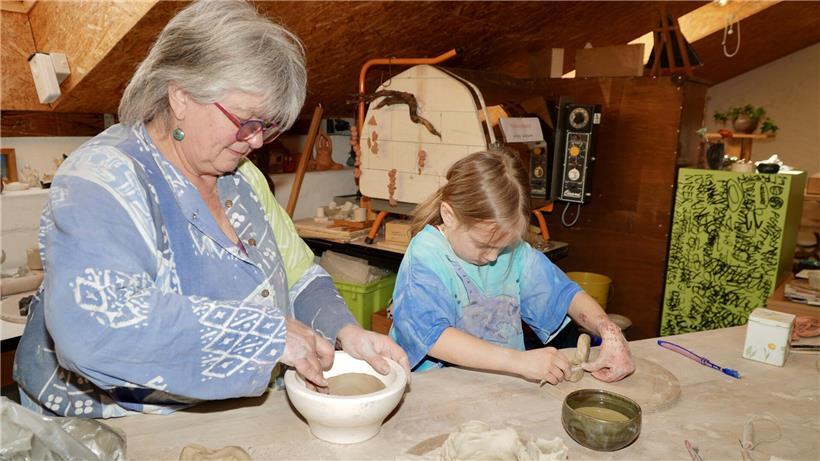 Während die Welt sich draußen weiterdreht, halten Lina und Oma Renée hier die Zeit im Ton fest.