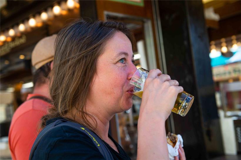 Während die einen angesichts hoher Preise ein Bier dankend ablehnen, wollen ande...