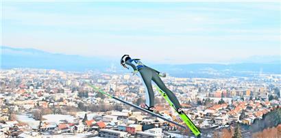 Während die ganze Aufmerksamkeit aktuell auf den männlichen Springern bei der Vierschanzentournee liegt, treten die Frauen um Tamara Mesikova (Slowakei) abseits bei einem kleineren Silvester-Turnier
