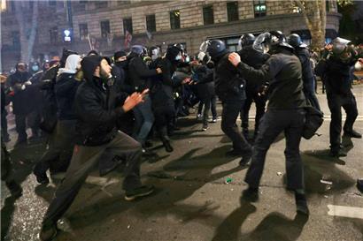 Während einer Demonstration gegen die Entscheidung der Regierung, die EU-Beitrittsgespräche zu verzögern, kommt es in der Nähe des Parlamentsgebäudes in der Innenstadt von Tiflis zu Auseinandersetzungen zwischen Demonstranten und der Polizei
