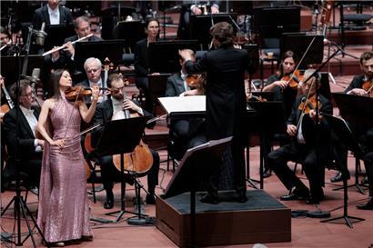 Während einer halben Stunde lamentiert, hinterfragt und kommentiert die Solistin Arabella Steinbacher die Musik und agiert quasi alleine in Georges Lentz’ Violinkonzert „… to beam in distant heavens …“, einem sehr auf das Instrument konzentrierten Werk

