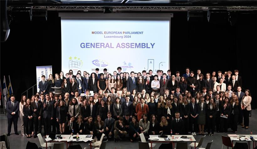Während einer kurzen Pause posen die Teilnehmer des Model European Parliament für ein Gruppenfoto
