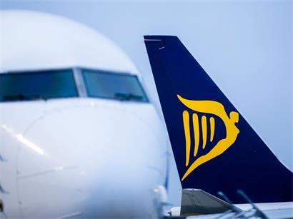 Ryanair-Flugzeugfenster während Flug nach Griechenland zerbrochen, Sicherheitsvorfall an Bord sichtbar