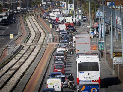 Während eines Protests von Lkw-Fahrern gegen die hohen Kraftstoffpreise stehen Lkw entlang der Straße