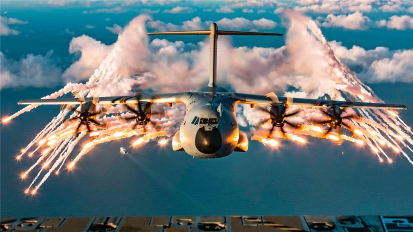 Während eines Trainingsfluges über der Ostsee verschießt ein A400M Hitzetäuschkörper, sogenannte „Flares“. Sie dienen der Abwehr von Waffen, die ihr Ziel über Hitzequellen ansteuern.
