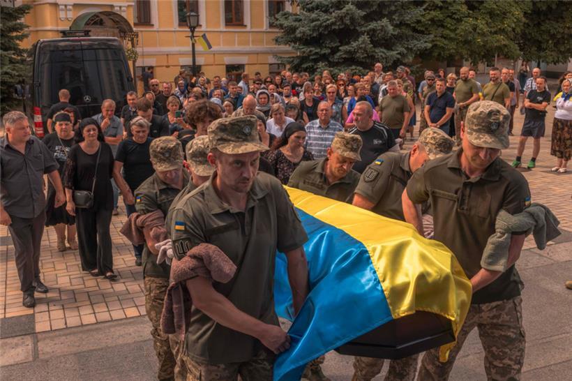 Während in Saudi-Arabien Wege für einen Frieden in der Ukraine diskutiert wurden, werden dort weiter die Opfer des russischen Angriffskrieges begraben
