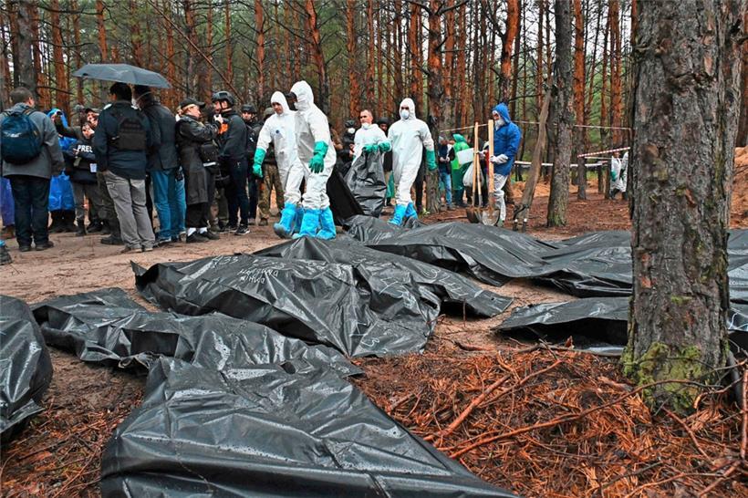 Während in der Gegend der ukrainischen Stadt Isjum weiterhin Opfer aus der russischen Besatzungszeit exhumiert werden, werden in anderen besetzten Gebieten Scheinreferenden abgehalten 
