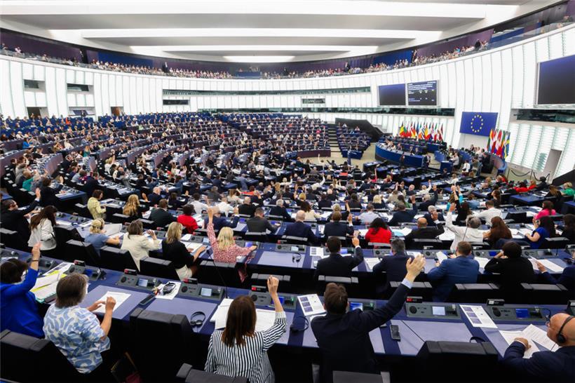 Während links der Mitte dem Bericht von Charles Goerens zugestimmt wurde, votierten die Rechten bis zu Rechtsextremen dagegen
