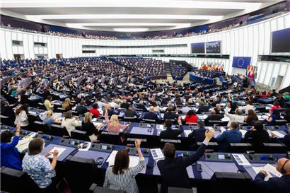 Während links der Mitte dem Bericht von Charles Goerens zugestimmt wurde, votierten die Rechten bis zu Rechtsextremen dagegen
