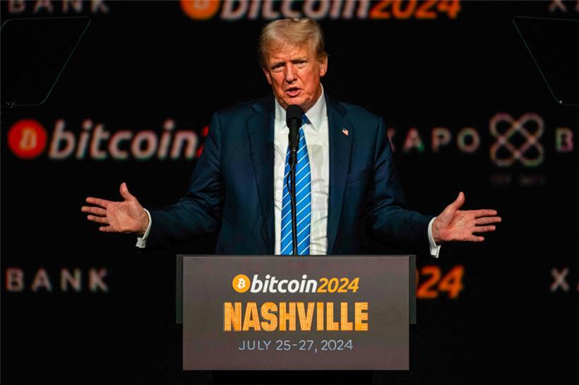 Während seiner ersten Amtszeit hatte sich Donald Trump noch ablehnend über Kryptowährungen geäußert und diese als „Abzocke“ bezeichnet. Im Wahlkampf kündigte er dann jedoch an, die USA zum weltweiten Zentrum „für Krypto und Bitcoin“ zu machen.
