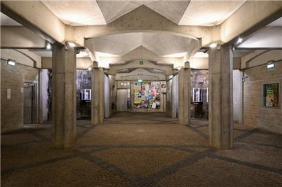 Während unter der Woche alles reibungslos klappt, ist beim Aufzug zwischen dem „Plateau du Saint-Esprit“ und dem Grund an Feiertagen oder Wochenenden Geduld gefragt
