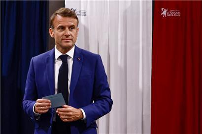 Wäre Macron auch ohne eine starke Marine Le Pen Präsident geworden oder ist Marine Le Pen nur so stark, weil Macron Präsident ist?
