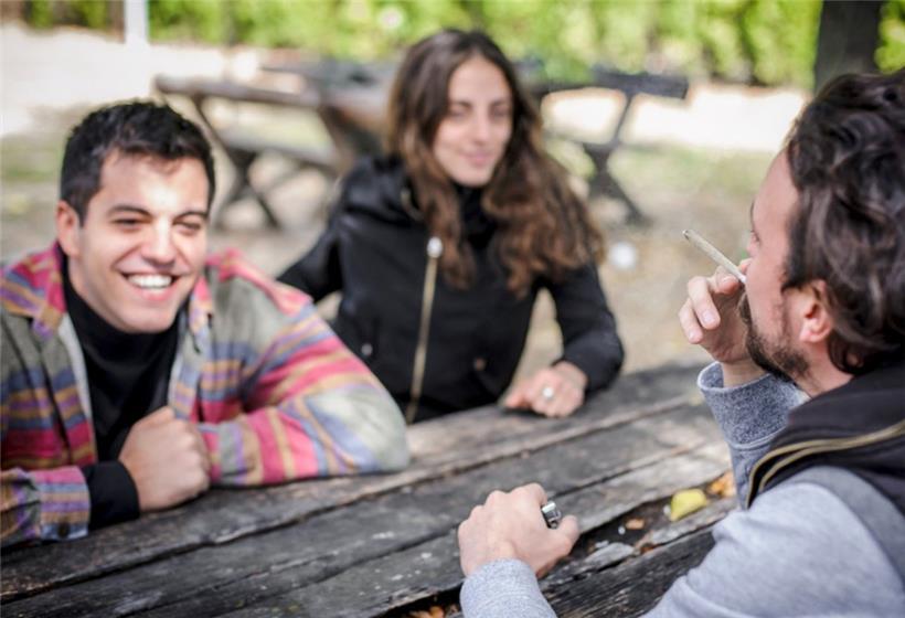 Wäre dieser Joint ein Weinglas, gäbe es kein Problem: In Geselligkeit (psychoaktives) Cannabis zu rauchen, zumal in der Öffentlichkeit, soll in Luxemburg erst mal verboten bleiben.
