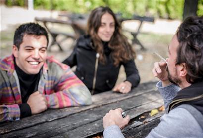 Wäre dieser Joint ein Weinglas, gäbe es kein Problem: In Geselligkeit (psychoaktives) Cannabis zu rauchen, zumal in der Öffentlichkeit, soll in Luxemburg erst mal verboten bleiben.
