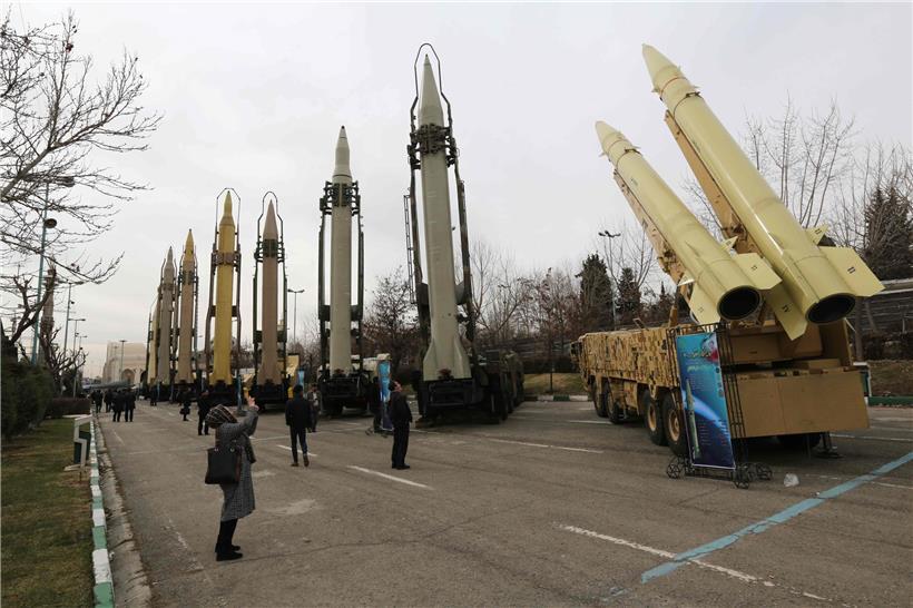 Waffenschau in Teheran im vergangenen Jahr: Die Abschreckungswirkung der Atomwaffen macht sie auch für radikale Staatsführer interessant
