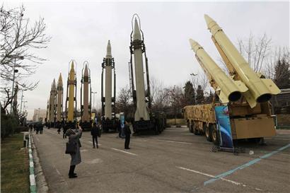 Waffenschau in Teheran im vergangenen Jahr: Die Abschreckungswirkung der Atomwaffen macht sie auch für radikale Staatsführer interessant
