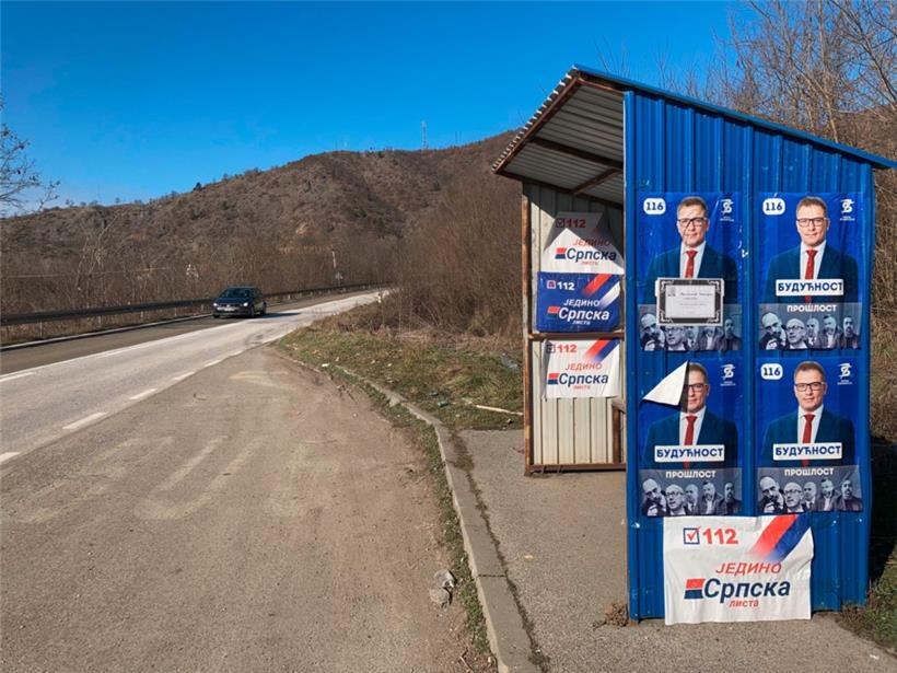 Wahlen mit immer weniger Wählern: Wahlplakate für serbische Minderheitenparteien bei Zvecan in Nordkosovo

