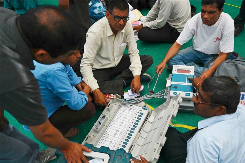 Wahlhelfer im Bundesstaat Uttarakhand bereiten ein elektronisches Wahlgerät vor
