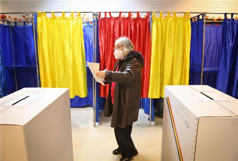 Wahlkabinen in den Landesfarben: Nur wenige Wähler fanden gestern in Rumänien den Weg zu den Urnen

