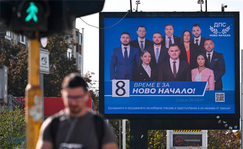Wahlplakat der „Bewegung für Recht und Freiheit“, dessen Spitzenkandidat Deljan Peewski (erste Reihe Mitte) bei anderen Parteien auf Skepsis stößt
