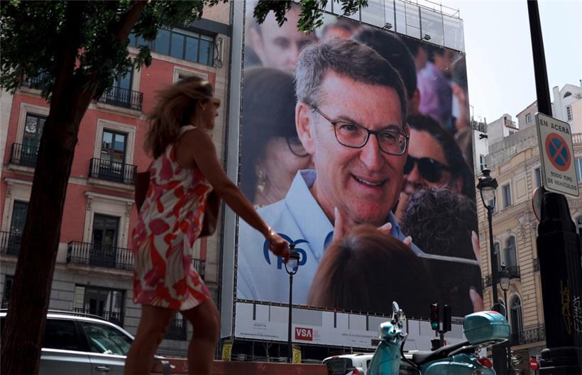 Wahlplakat des konservativen PP-Chefs Alberto Núñez Feijóo, der sich den Rechtspopulisten in Spanien als Steigbügelhalter angedient hat
