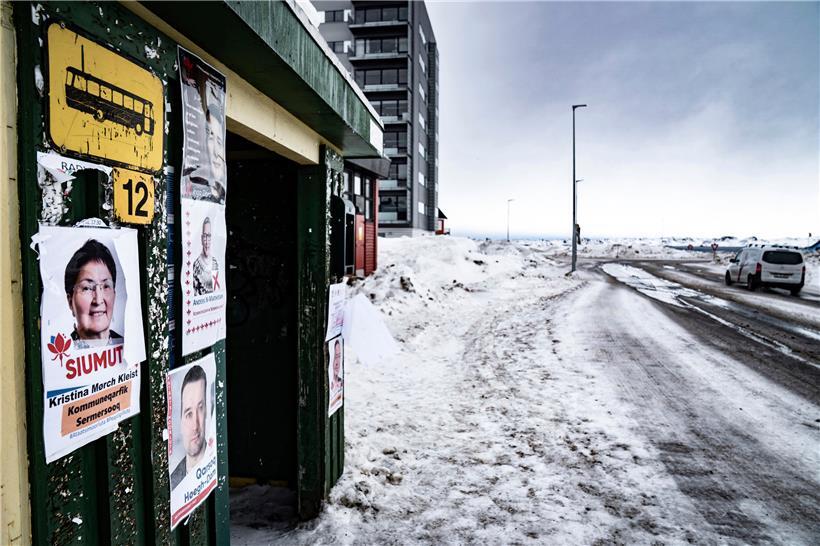 Wahlplakate an einer Bushaltestelle in Nuuk
