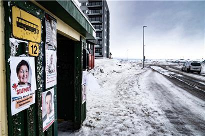 Wahlplakate an einer Bushaltestelle in Nuuk
