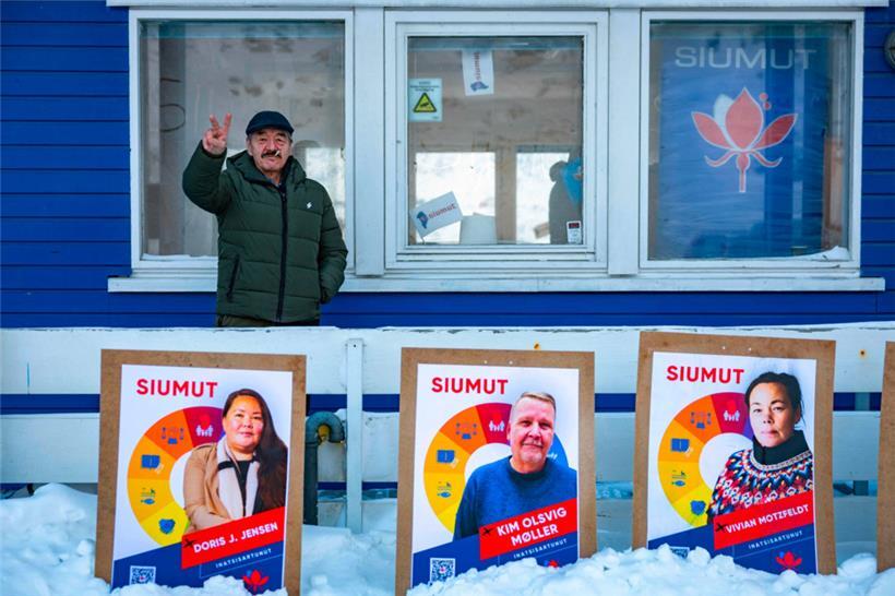 Wahlplakate der Partei Siumut in der grönländischen Hauptstadt Nuuk
