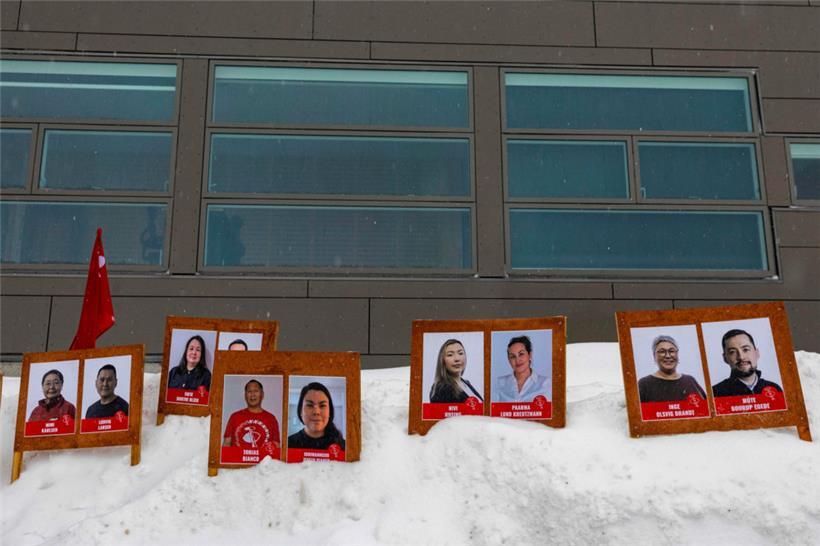 Wahlplakate der links-grünen Regierungspartei Inuit Ataqatigiit des grönländischen Ministerpräsidenten Mute Bourup Egede (r.) im Schnee
