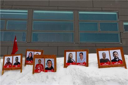 Wahlplakate der links-grünen Regierungspartei Inuit Ataqatigiit des grönländischen Ministerpräsidenten Mute Bourup Egede (r.) im Schnee
