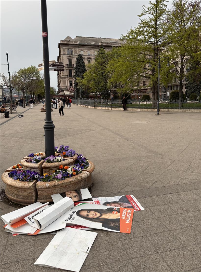 Wahlplakate der ungarischen Fidesz-Kandidatin mit Parteisymbolen und Wahlkampfslogan im urbanen Hintergrund