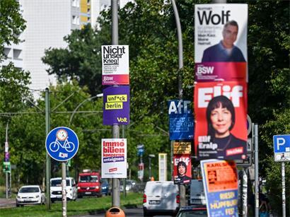 Wahlplakate in Berlin: Auch in der deutschen Hauptstadt liegt die rechtsextreme AfD im Spitzenfeld der Parteien