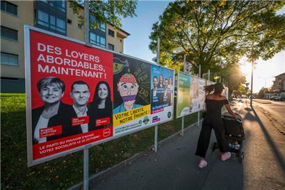 Wahlplakate in Lausanne: Zwar wird die Schweiz für ihre direkte Demokratie allseits gelobt, doch nimmt generell mit 45 Prozent weniger als die Hälfte der Wählerschaft an Parlamentswahlen teil

