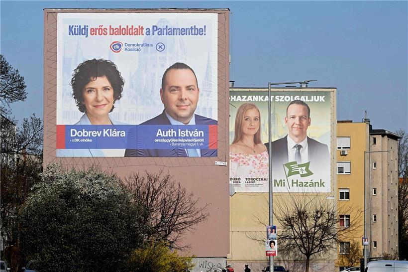 Wahlplakate kleiner ungarischer Parteien bei Wahlkampf, wenig Einfluss auf Wahlergebnis sichtbar