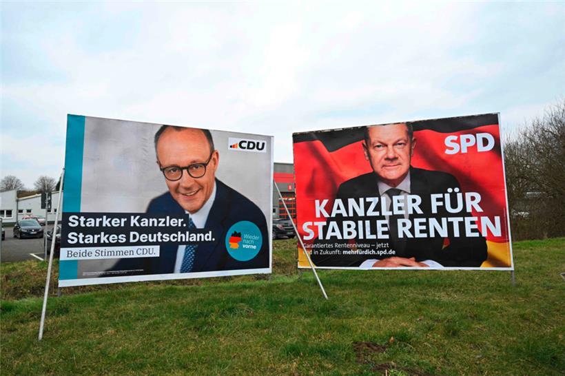 Wahlplakate mit Friedrich Merz und Olaf Scholz in Datteln, im Westen Deutschlands
