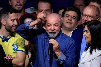 Wahlsieger Lula da Silva spricht in São Paulo zu seinen Anhängern.