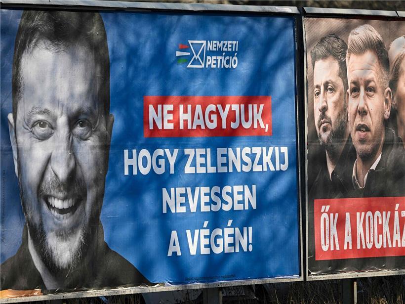 Wahlwerbung der Fidesz-Partei in Ungarn mit Plakaten gegen Selenskyj und Péter Magyar neben Orban.