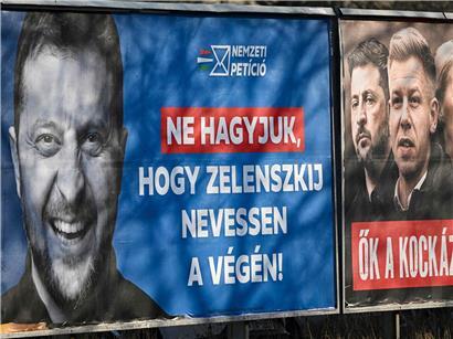 Wahlwerbung der Fidesz-Partei in Ungarn mit Plakaten gegen Selenskyj und Péter Magyar neben Orban.