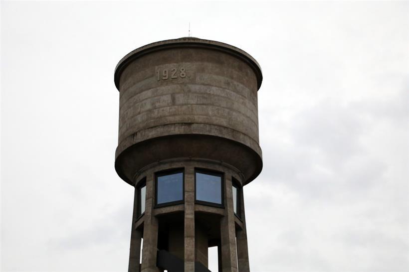 Wahrzeichen von Neischmelz: der Wasserturm hinter dem Kulturzentrum CNA