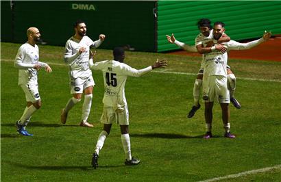 Fans begrüßen den FC Koeppchen bei der Ankunft in Walferdingen, lokale Fußballbegegnung im Sportort