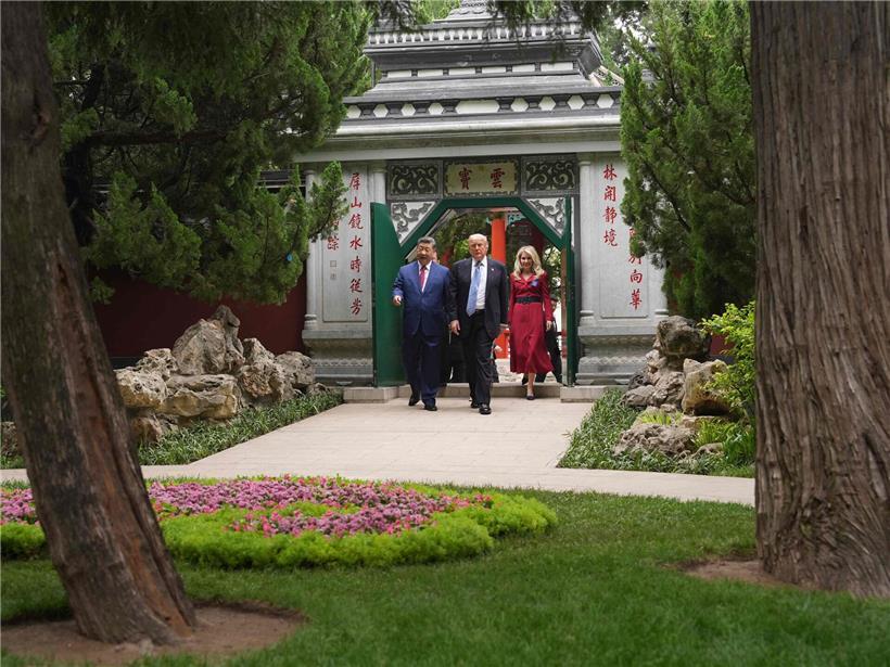 Donald Trump und Xi Jinping spazieren im Zhongnanhai Garten, China, Treffen im Park zur bilateralen Gesprächsführung