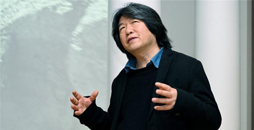 Wang Bing im Cercle Cité anlässlich der Ausstellung „Wang Bing: Memories“
