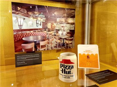 Wann ist das Fast Food in Luxemburg angekommen? Die Ausstellung „All you can eat“ beantwortet die Frage.
