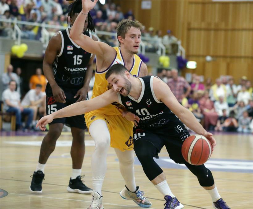 War nicht nur in der Defensive gegen Kevin Moura gefragt: Tom Konen (in Gelb) verwandelte den entscheidenden Wurf des Abends
