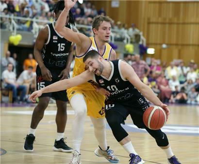 War nicht nur in der Defensive gegen Kevin Moura gefragt: Tom Konen (in Gelb) verwandelte den entscheidenden Wurf des Abends
